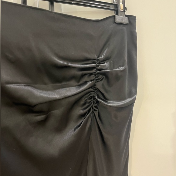 KENSIE Envelope Style Black Rouched Silk Skirt with a Front Thigh Slit - size 10 - Picture 5 of 8